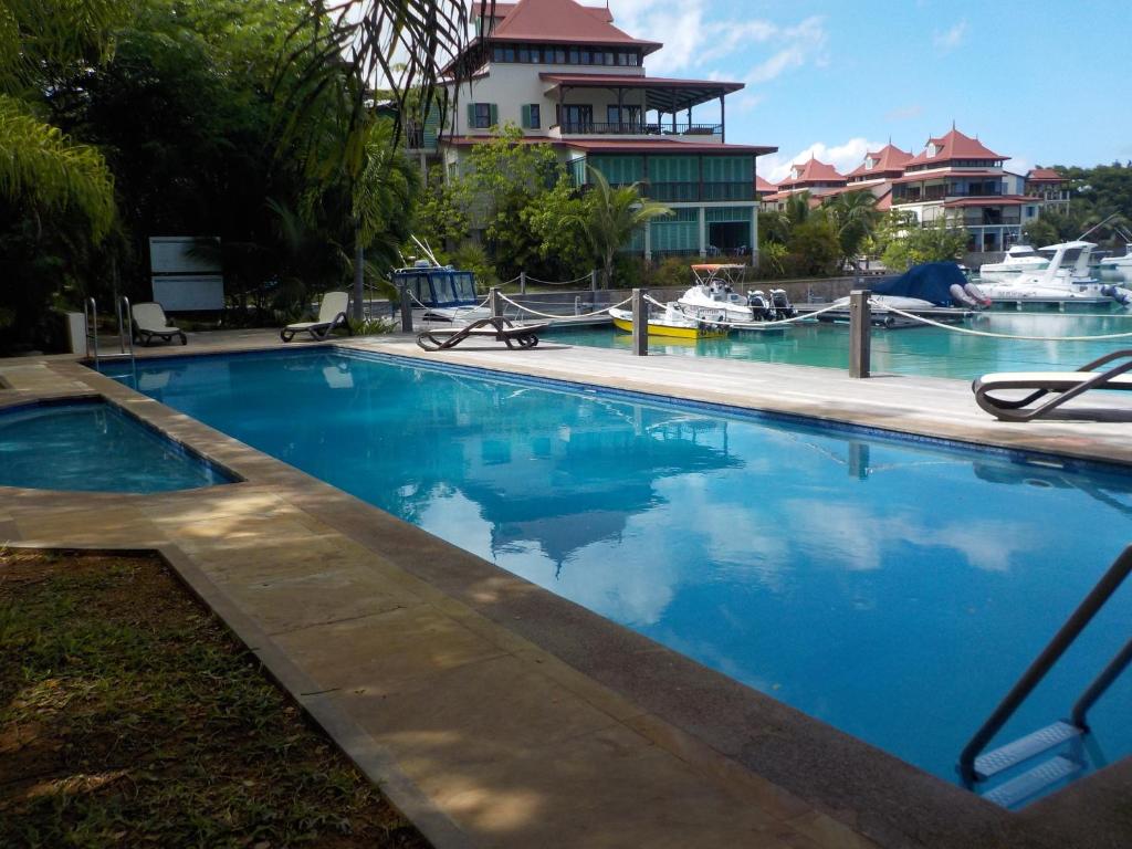 una piscina de agua azul en un complejo en Eden Island Apartment 70A14 en Eden Island