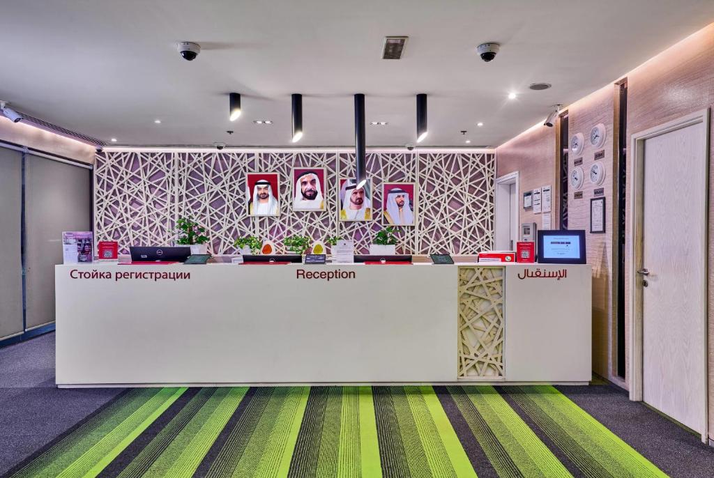 لابی و فضای عمومی Ramada Hotel, Suites and Apartments by Wyndham Dubai JBR - تصویر ۵
