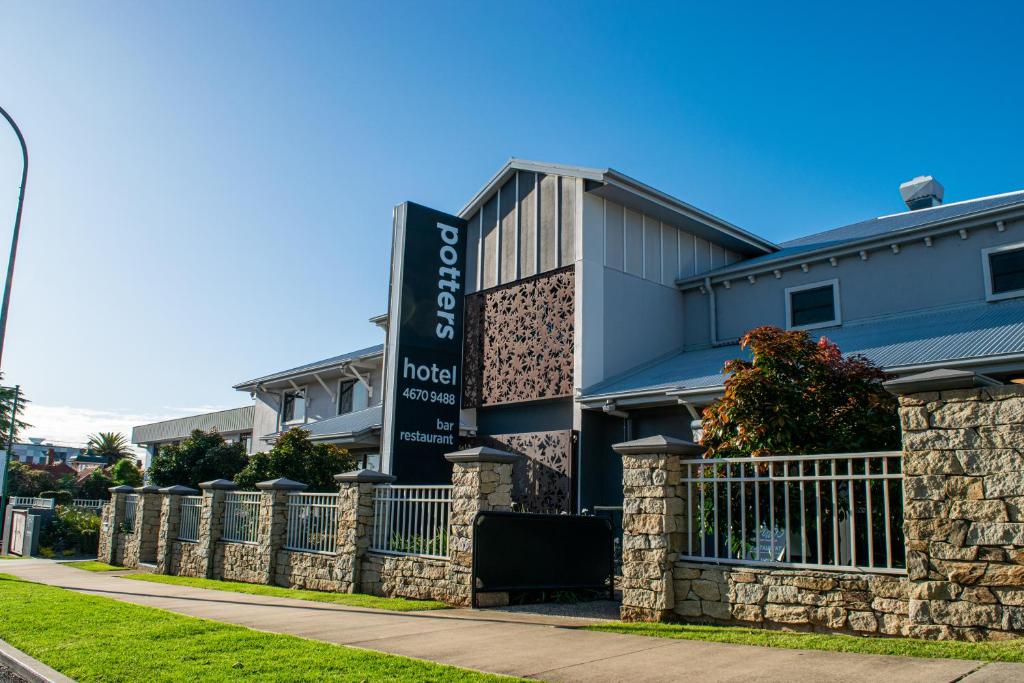a building with a sign for a hotel at Potters Toowoomba Hotel in Toowoomba