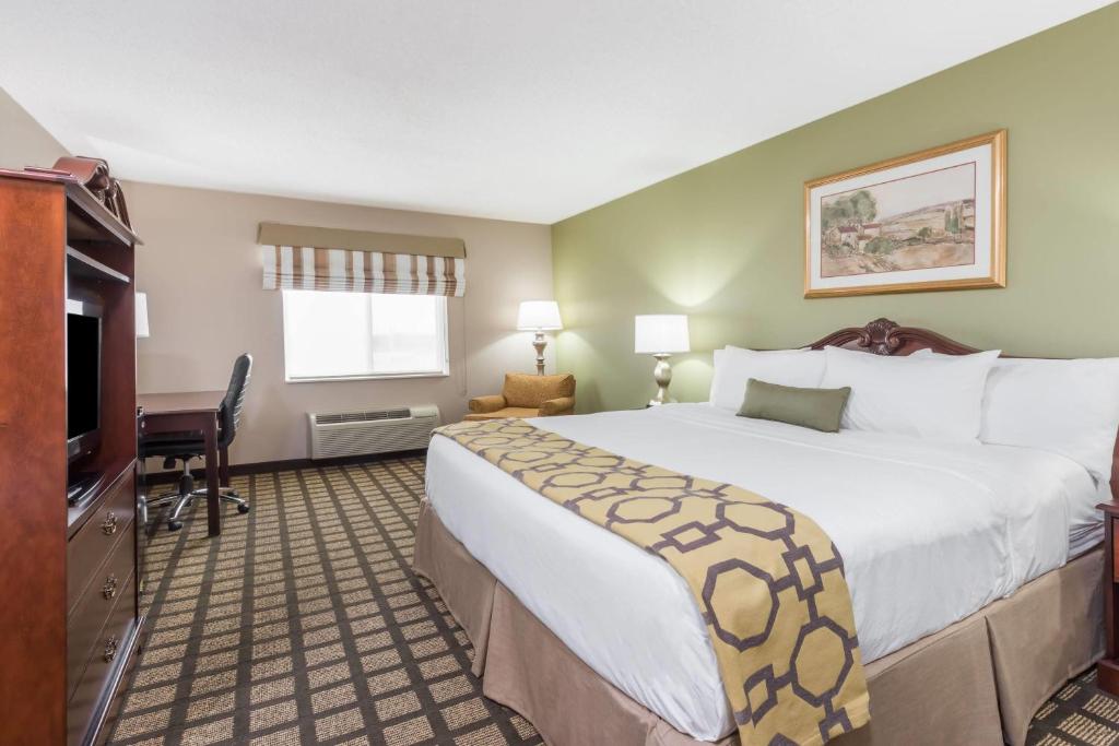 Baymont by Wyndham Fulton - King Room - Disability Access/Non-Smoking