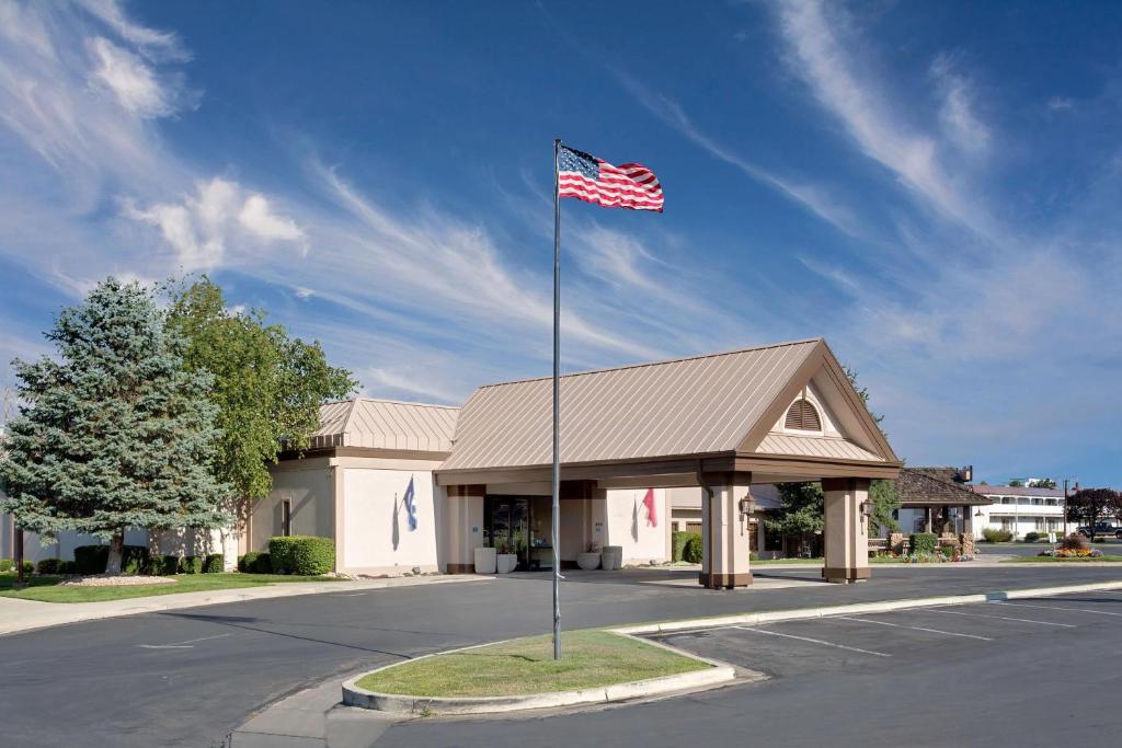 Eine amerikanische Flagge an einem Mast vor einem Gebäude in der Unterkunft Ramada by Wyndham Provo in Provo