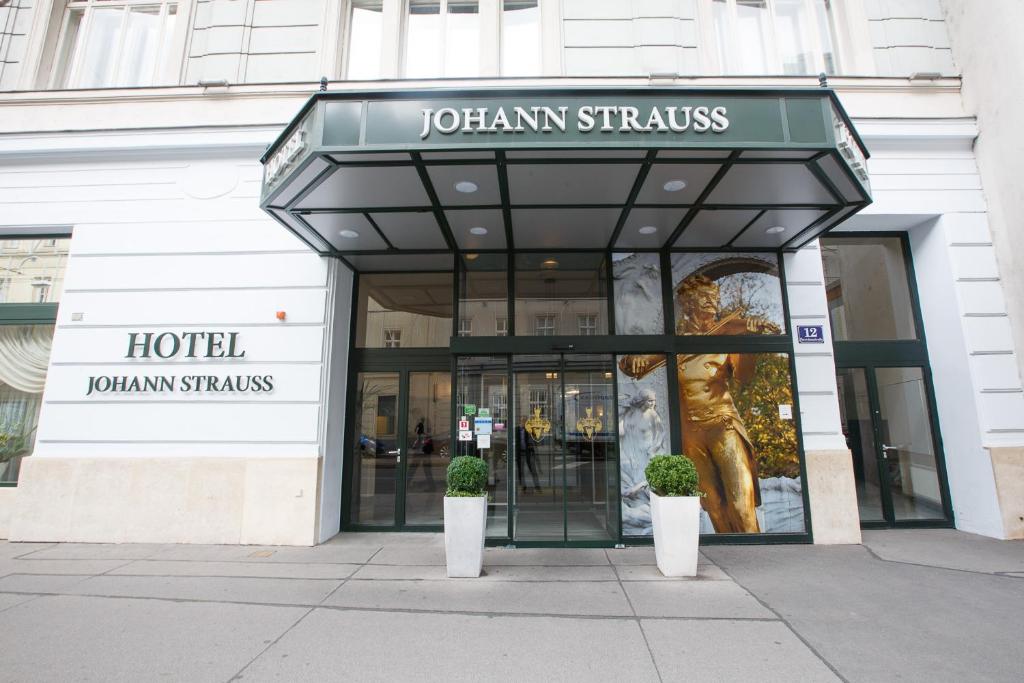 ウィーンにあるホテル ヨハン シュトラウスの鉢植えを前に二本のホテルの店舗