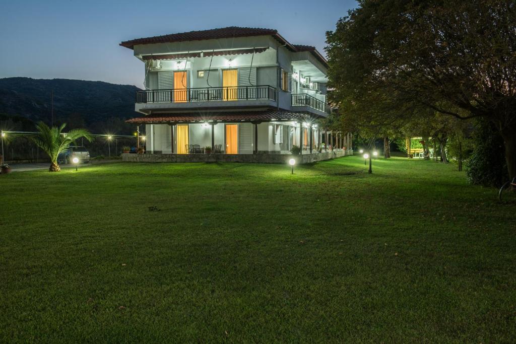Ogród w obiekcie Linaraki Studios & Apartments SIKIA HALKIDIKI