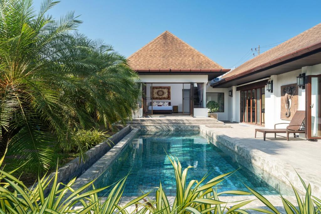 a swimming pool in the backyard of a villa at 3BR Pool Green Park Villa near Rawai Beach in Ban Saiyuan (1)