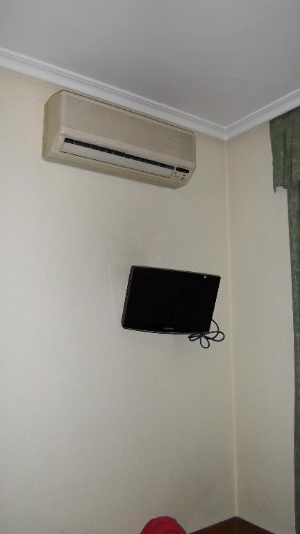 A television and/or entertainment centre at Hostal Rivera - Atocha