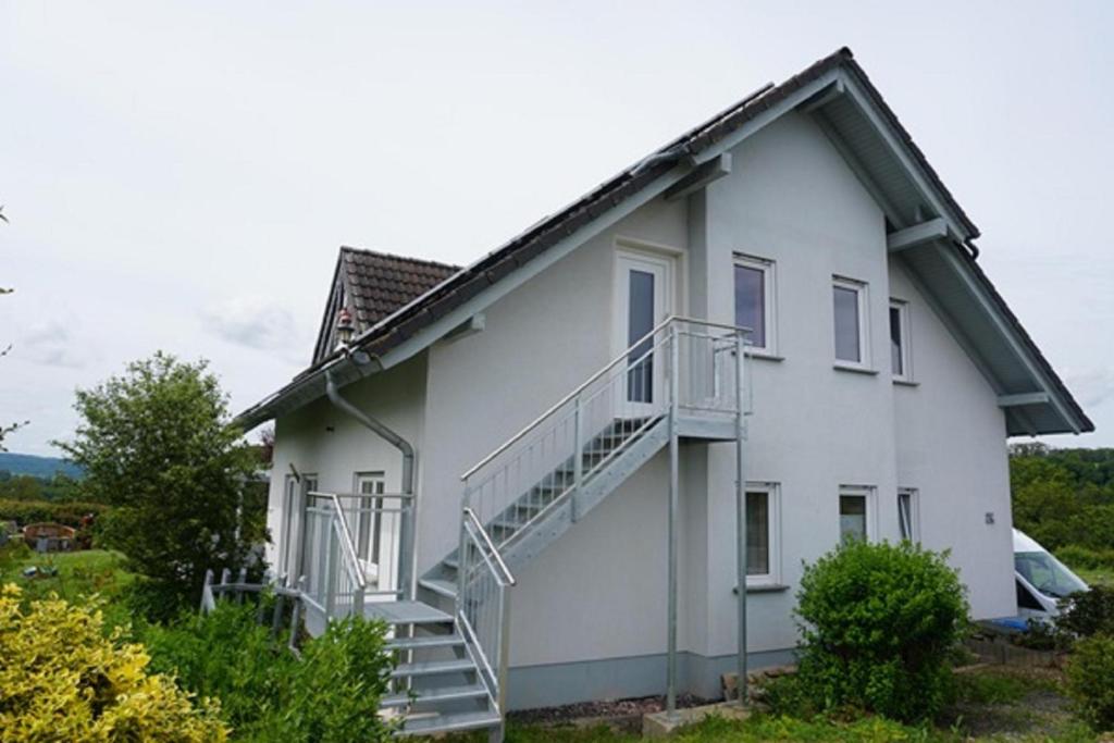 a white house with a staircase on the side of it at Zum Schlafwandler in Mengerschied