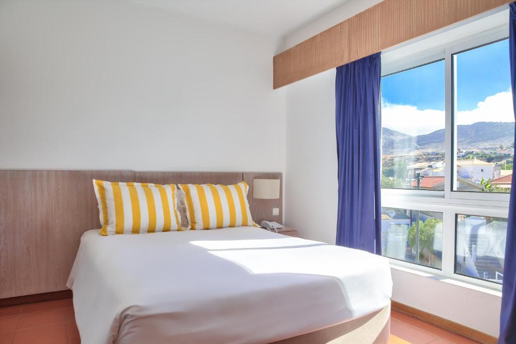 Tempat tidur dalam kamar di Hotel Praia Dourada