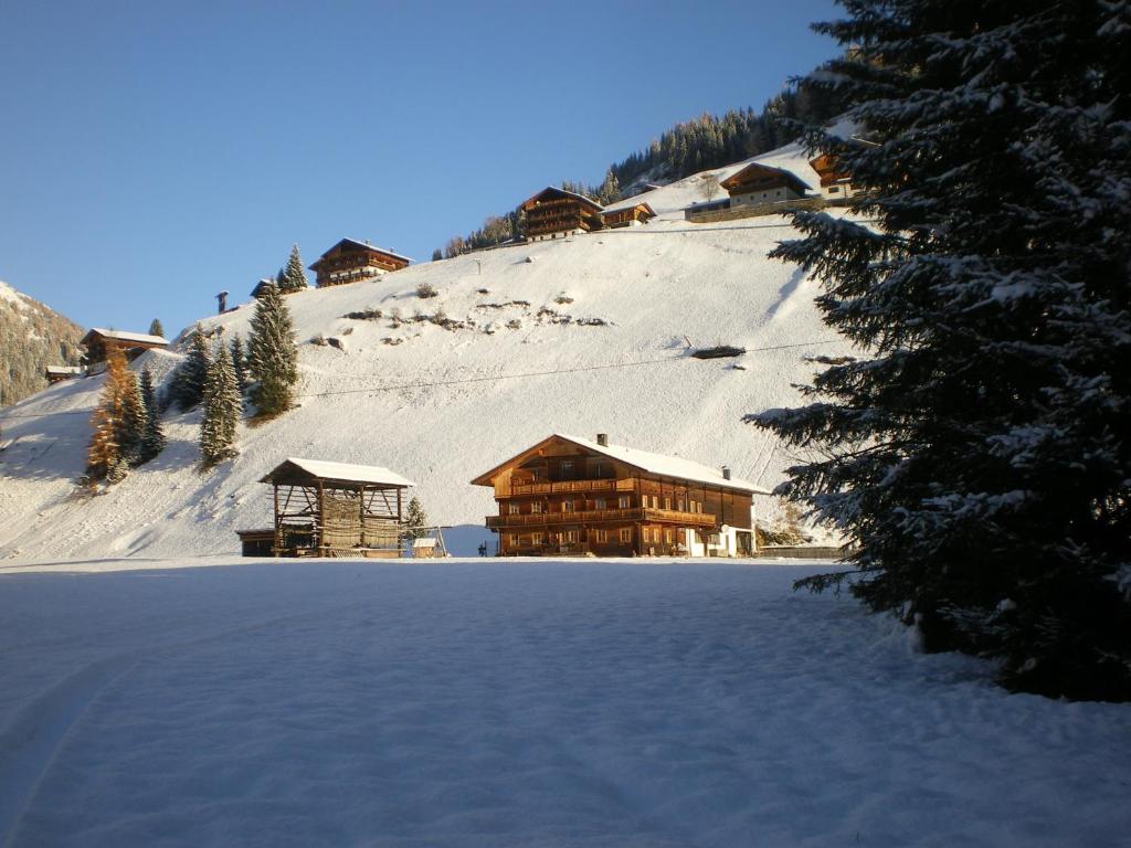 インナーヴィルグラーテンにあるBiohof Jeneweinの雪山の丸太小屋
