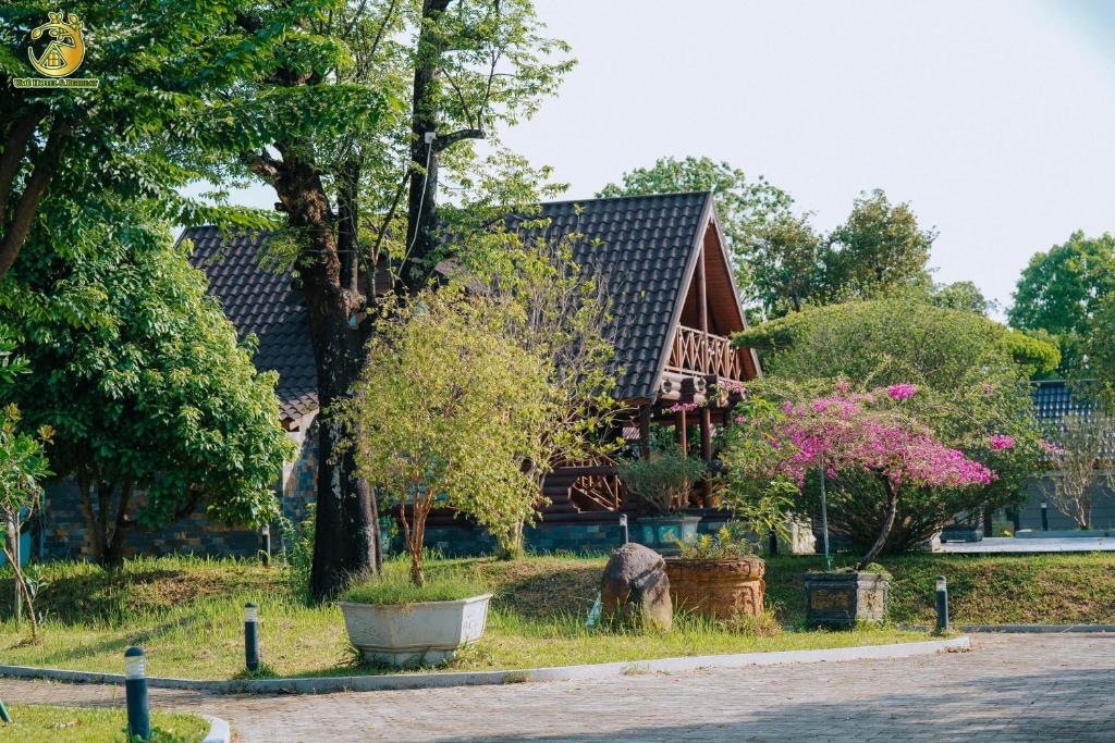a house with a garden in front of it at Ume Villa & Retreat in Bóng Suối