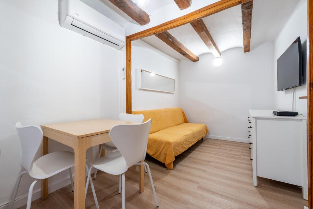 a room with a table and chairs and a couch at Hauzify I Domus Tarragona in Tarragona