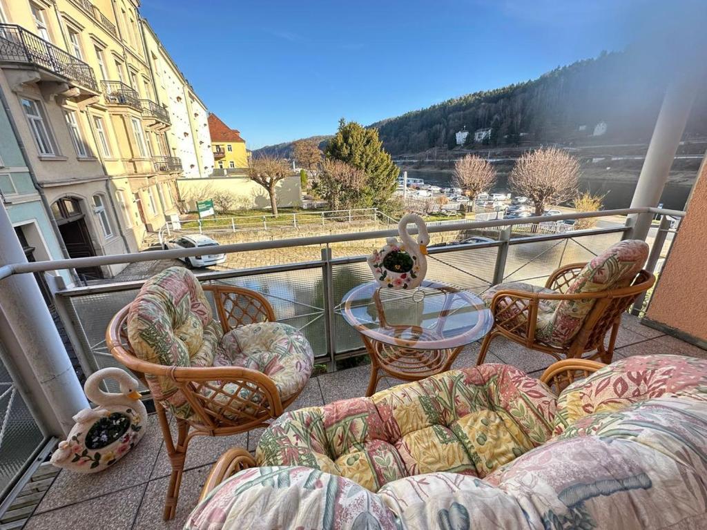 a balcony with chairs and a table on a balcony at An der Elbe in Bad Schandau