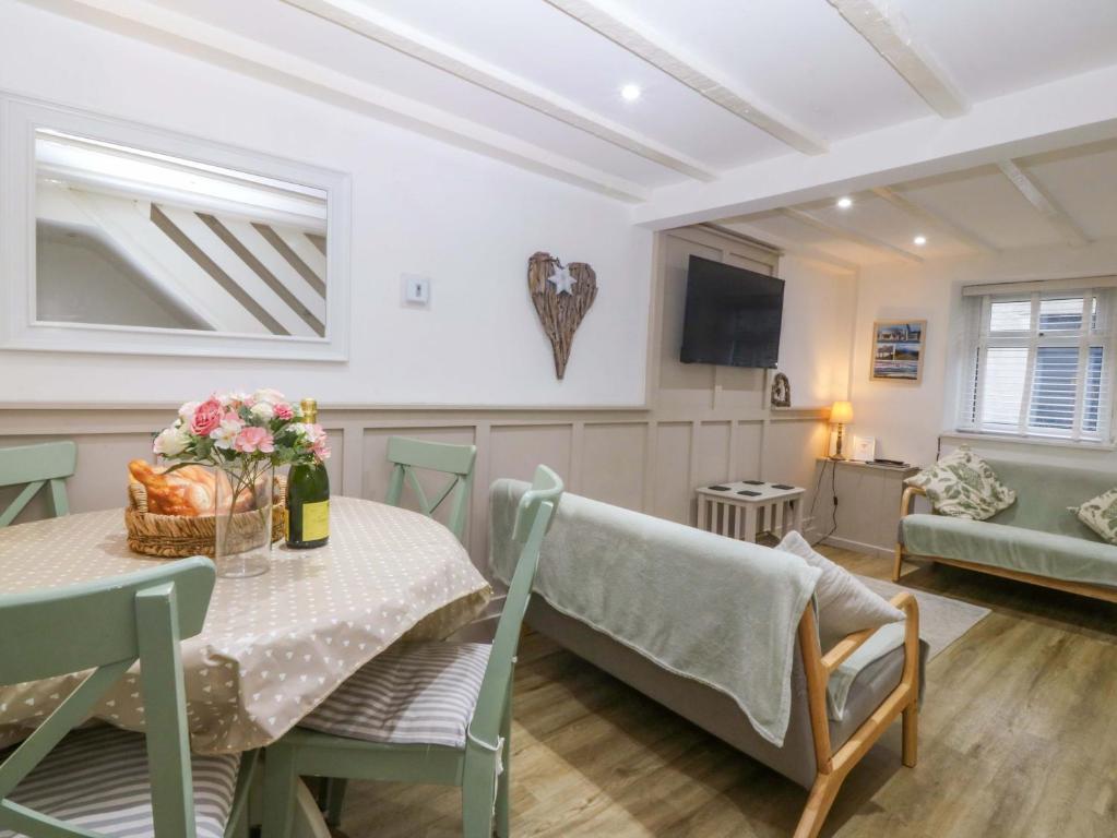 a kitchen and dining room with a table and chairs at 27 Kingshead Street in Pwllheli