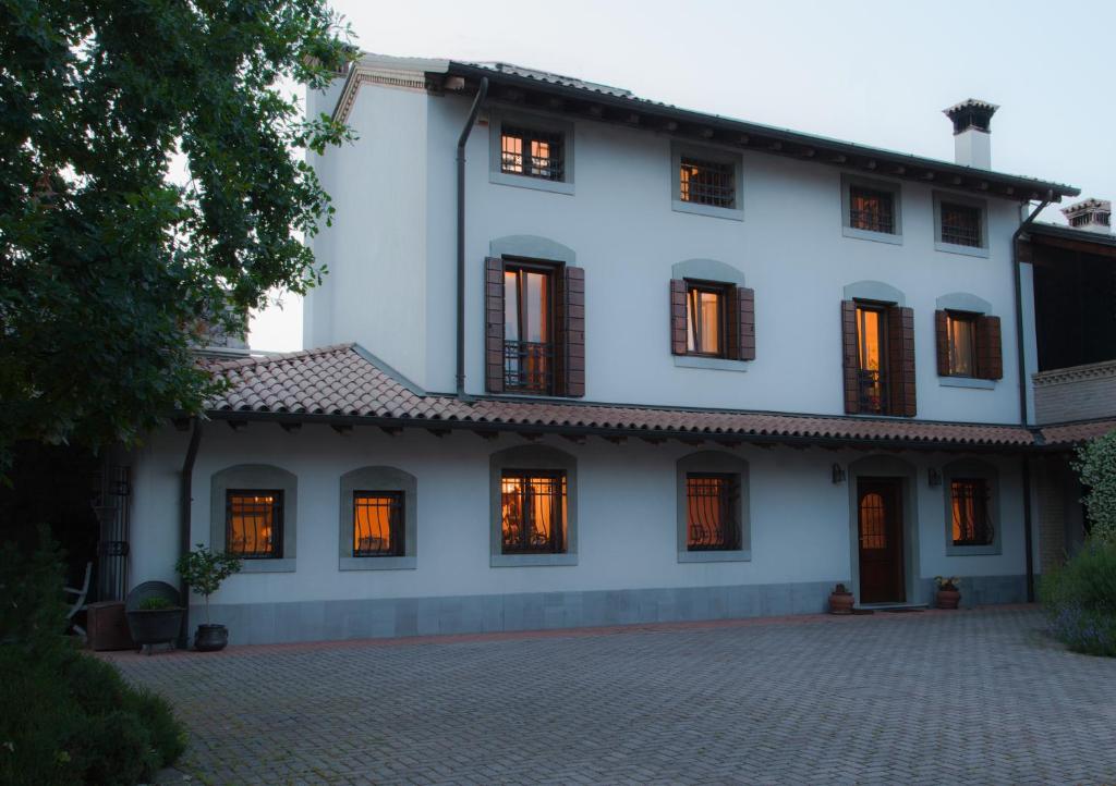 una casa blanca con luces en las ventanas en B&B Borgo San Vito, en Ronchi dei Legionari