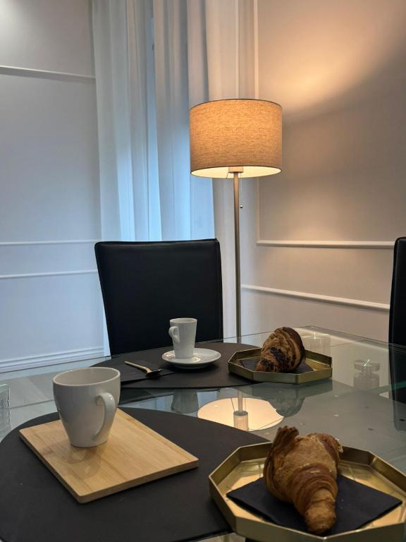 a table with a plate of food and a lamp at Maison Trentasette in Potenza