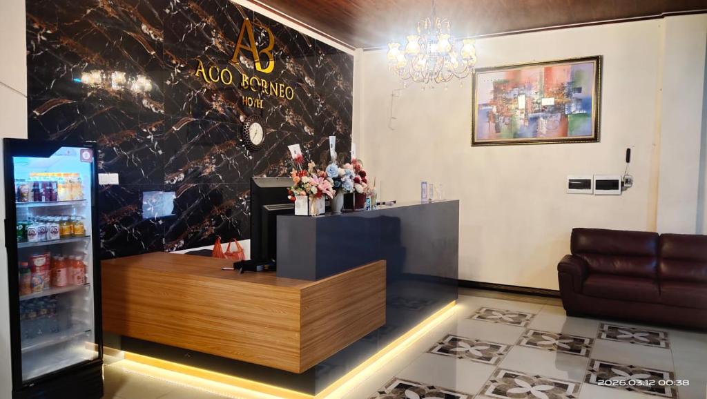 ein Café mit Theke und Getränkekühlschrank in der Unterkunft Aco Borneo Hotel in Malinau