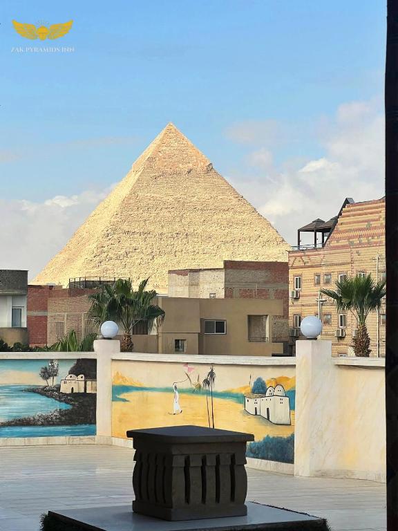 a view of the pyramid and a fountain in front at Zak Pyramids Inn in Cairo