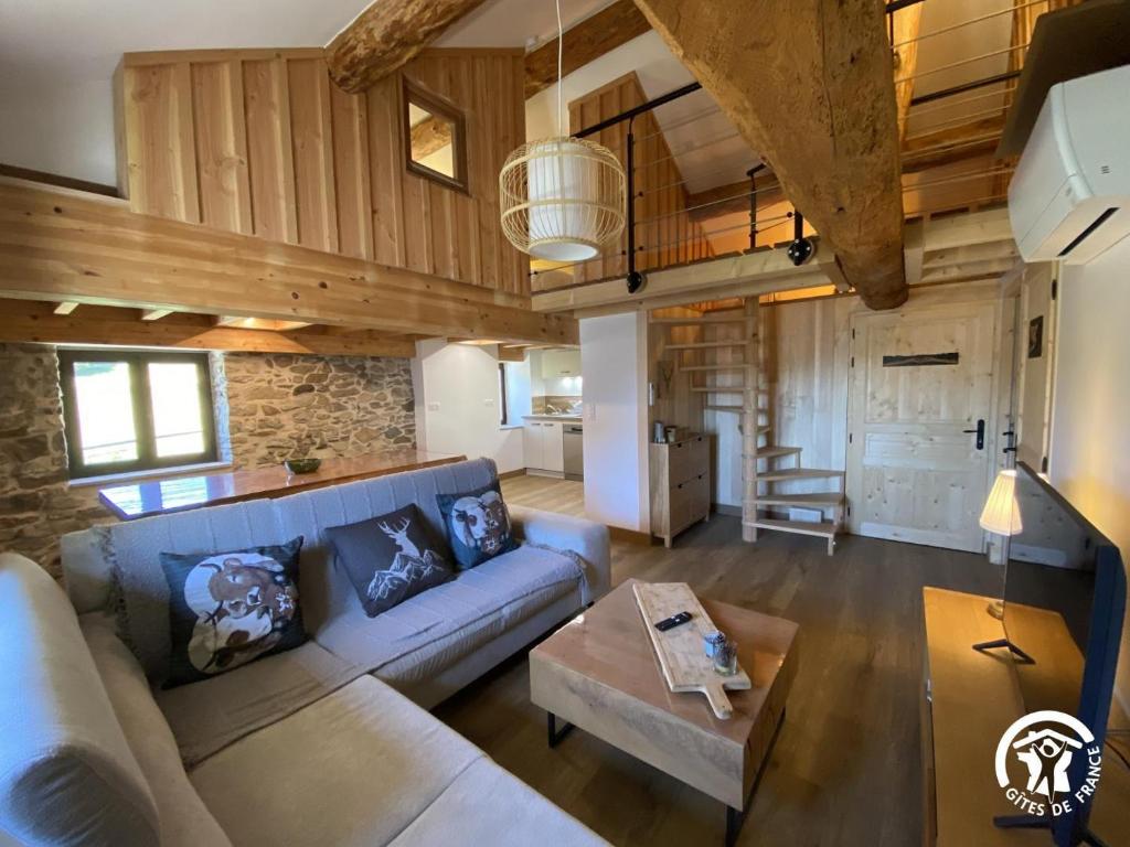 a living room with a couch and a table at Grand péric in Puyvalador