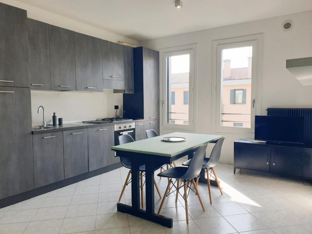 a kitchen with a table and chairs in a room at New N3-House by Anthea Homes in Casièr