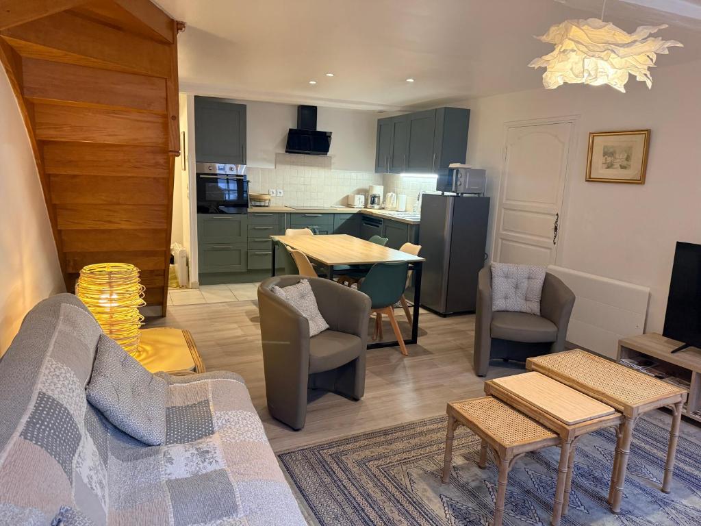 a living room with a couch and a kitchen at Le 8 Chaussée Honfleur in Honfleur