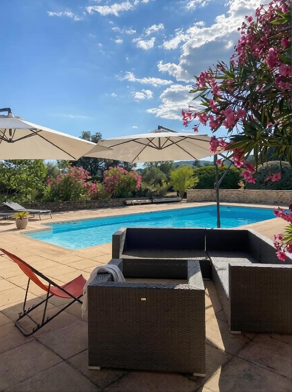 Spacious villa, pool and large garden