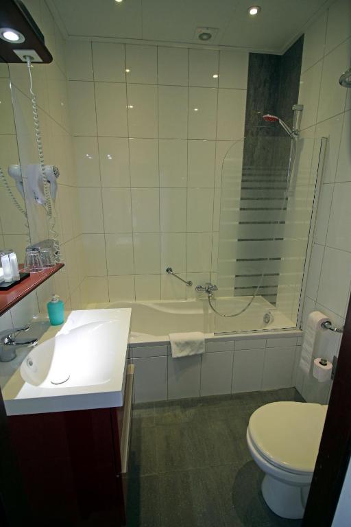 Koupelna v ubytování Apollo Hotel