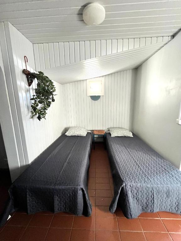 a room with two beds in a room at Vuohensaari, Rantatalo 6 in Salo