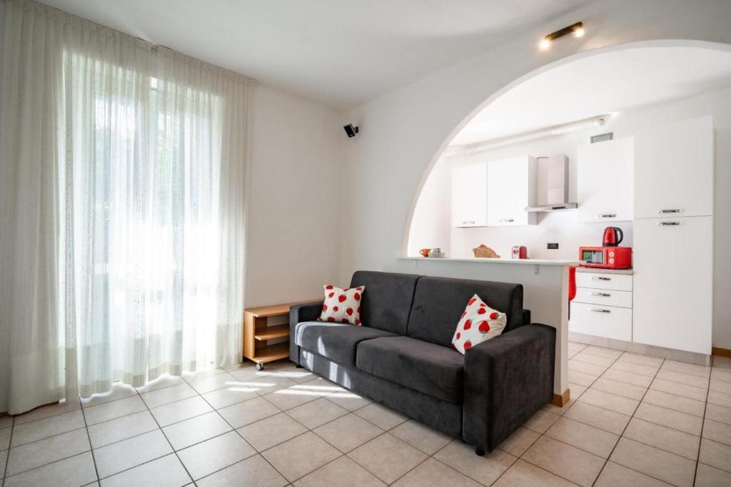 a living room with a couch and a kitchen at Dolce Teresa in Mandello del Lario