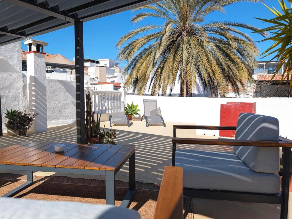 2BR House with Rooftop Terrace, 8 min Walk to Center