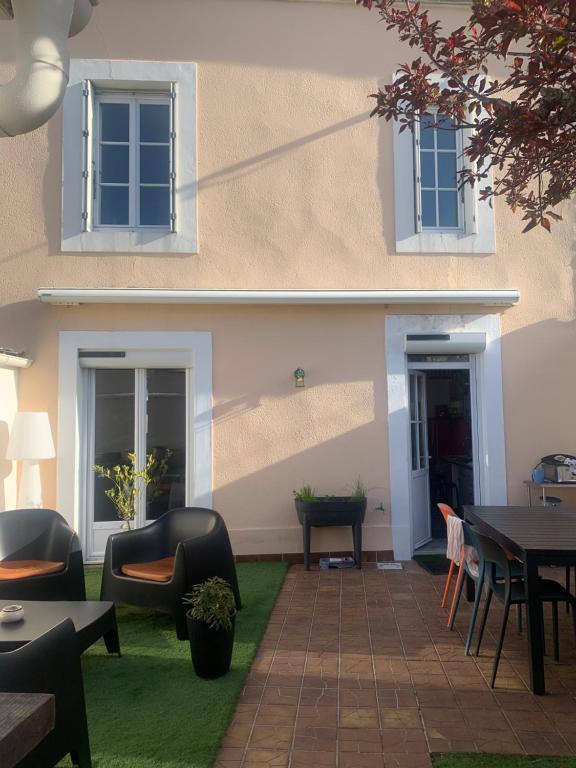 Maison complete proche circuit 24h centre ville 10 à 12 personnes 5 chambres 3 salles de bain