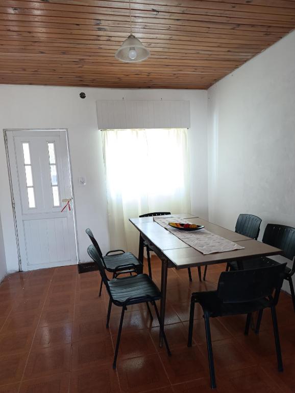 a dining room with a table and chairs at LaLeLa in Gualeguaychú