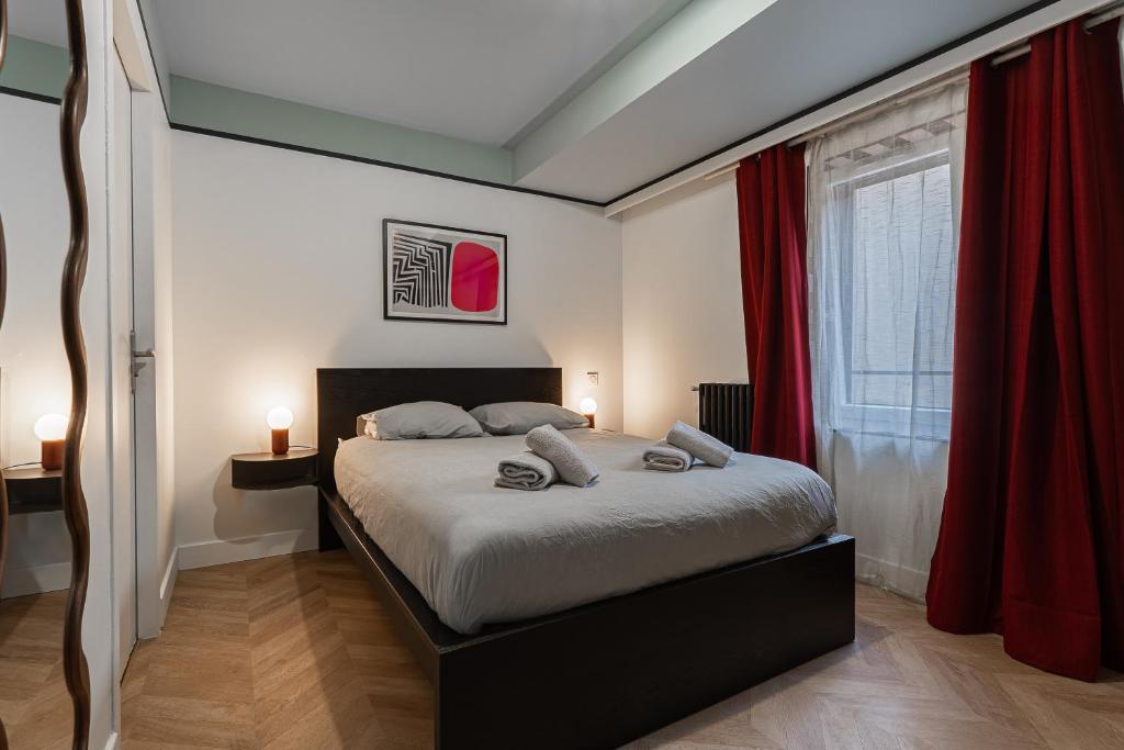 a bedroom with a bed with red curtains and a window at Le Carré D'Or - Chambre Calme En Hypercentre in Toulouse