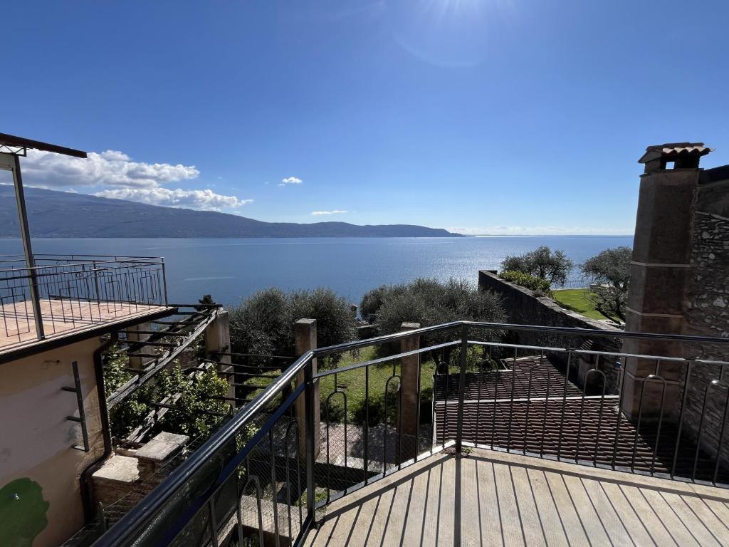 a balcony with a view of the water at La vista dal borgo in Toscolano Maderno
