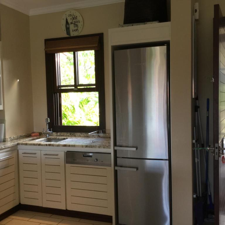 Kuchyň nebo kuchyňský kout v ubytování Eden Island Apartment 70A14