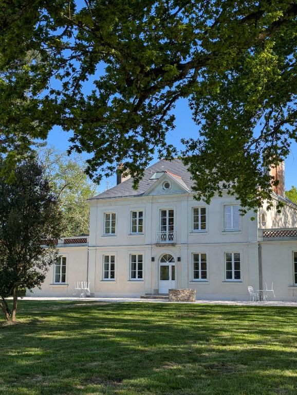 a large white house with a large yard at Chambres au vert - Proche aéroport et Nantes in Saint-Aignan-Grand-Lieu