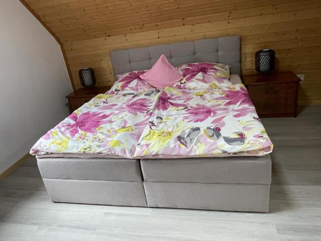 a bed with a flower blanket on it in a room at Schicke Ferien- und Monteurswohnung 53 qm Philippsburg in Philippsburg