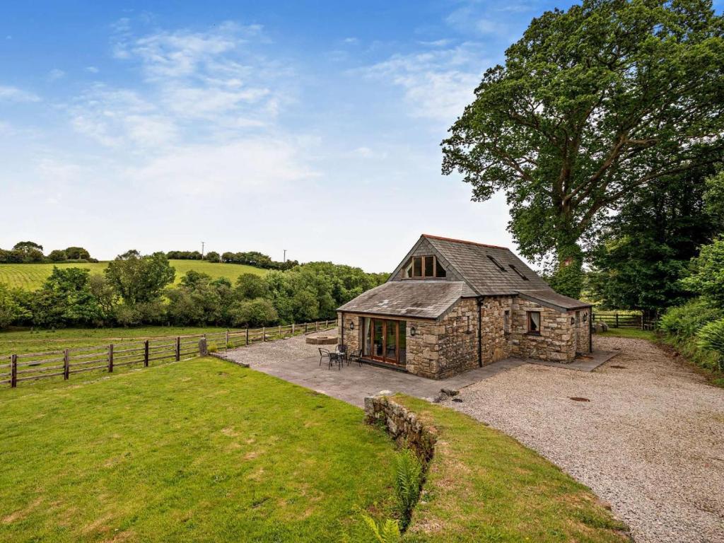 a stone barn sits in the middle of a field at 3 Bed in Launceston oc-oldoa in North Hill