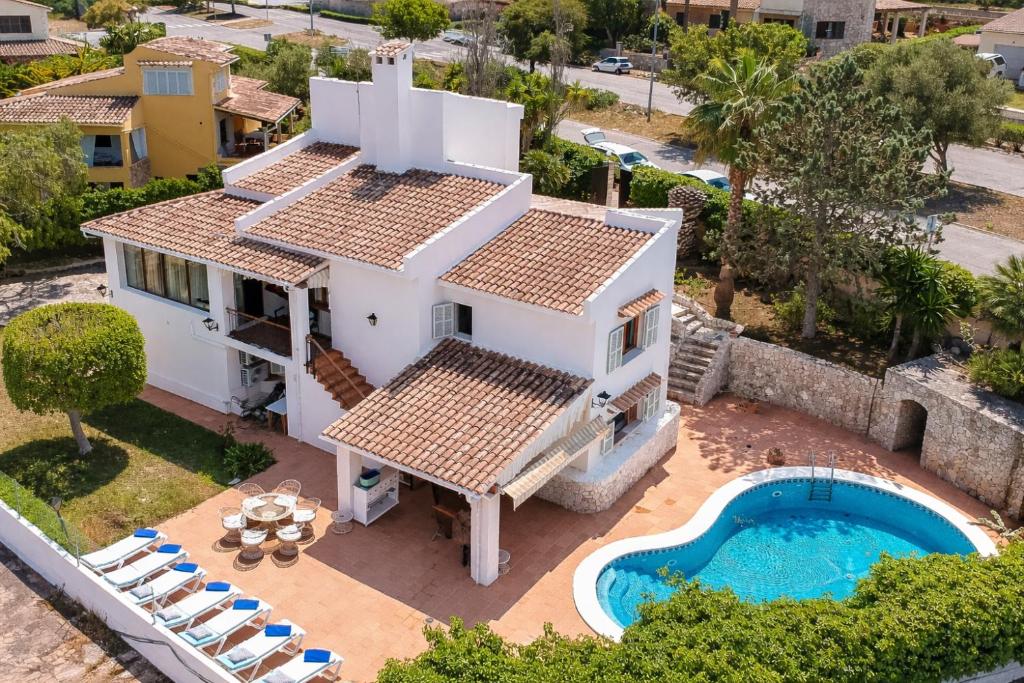 an aerial view of a house with a swimming pool at Sa casa des Padrino in Santa Ponsa