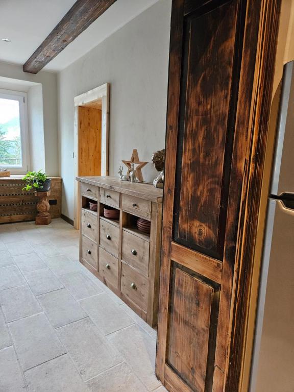 a kitchen with a wooden dresser in a room at Alleghe Lodge in Masarè