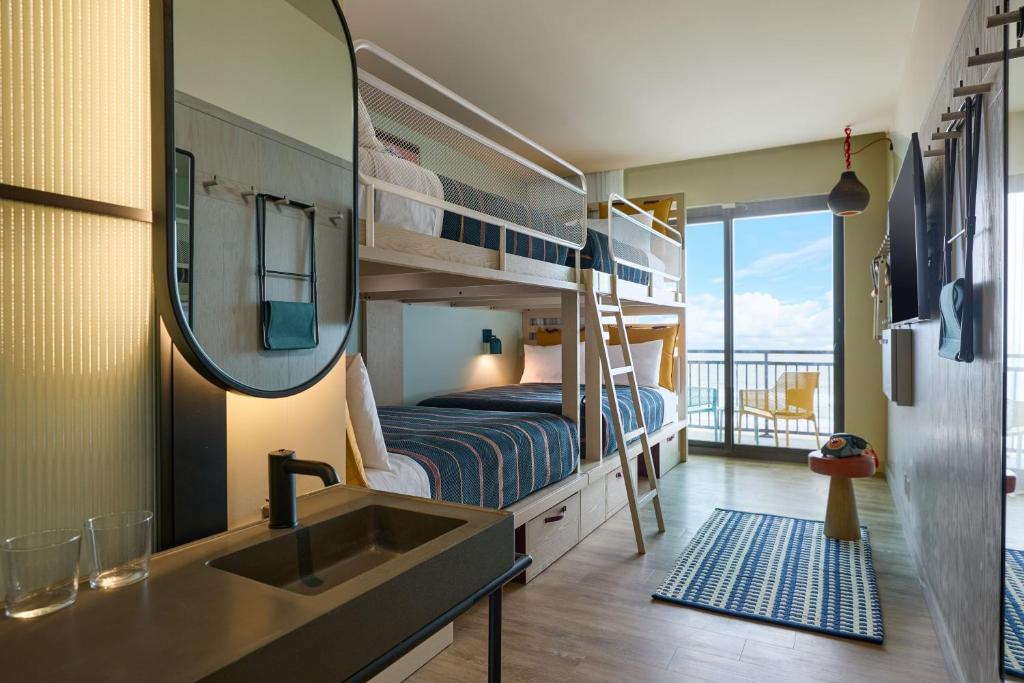 Moxy Virginia Beach Oceanfront photo