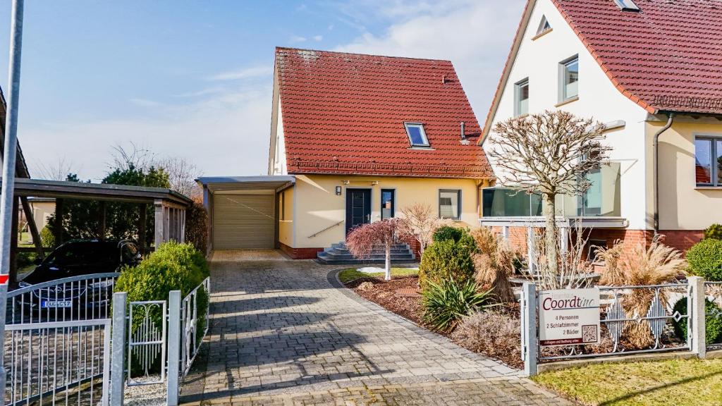 a house with a gate and a driveway at Ferienhaus Coordtino in Putbus