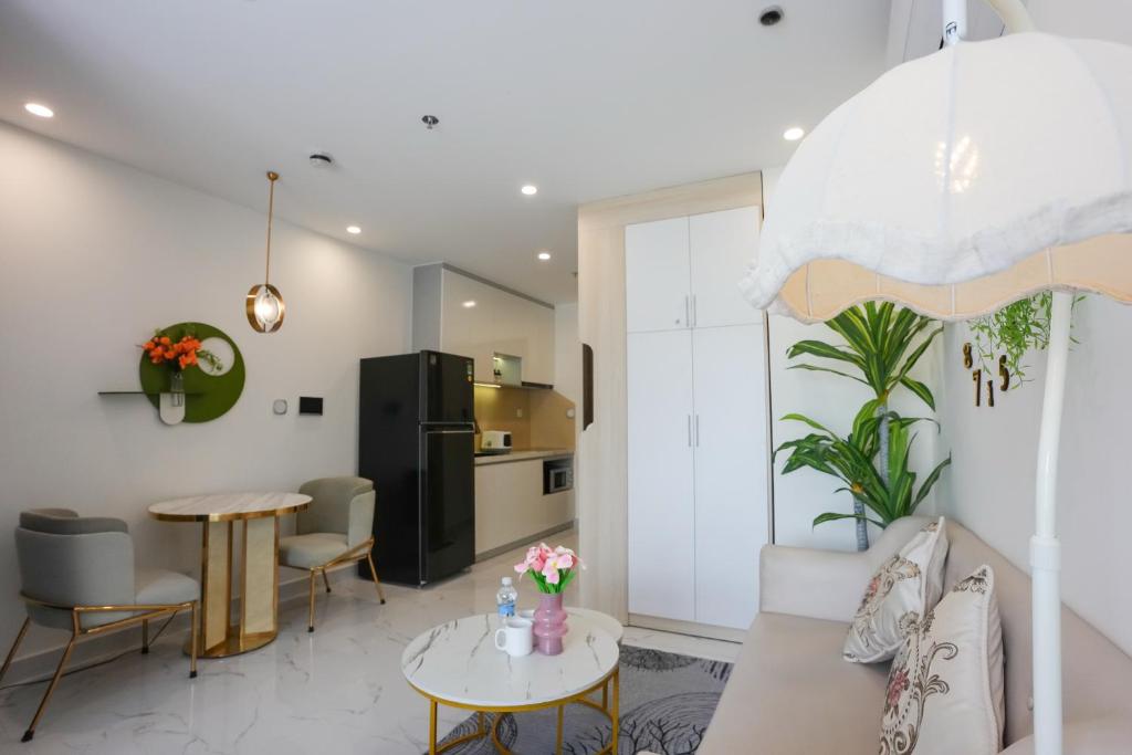 a living room with a couch and a table at STUDIO Vinhomes Grand Park , thành phố Hồ Chí Minh in Long Bình