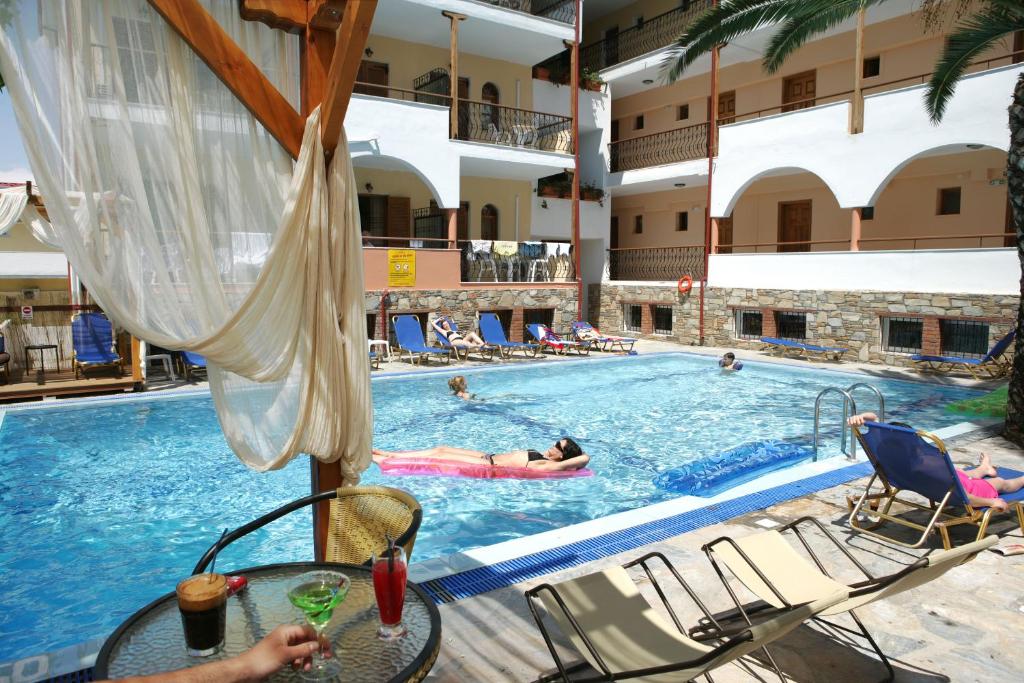 Bazén v ubytování Hotel Calypso nebo v jeho okolí