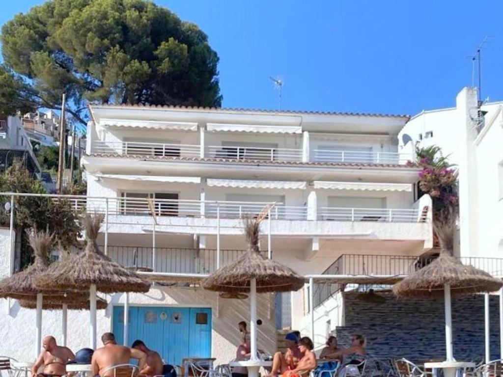 Hermoso apartamento renovado frente a la playa con parking privado en Roses - HISP-312-2 5