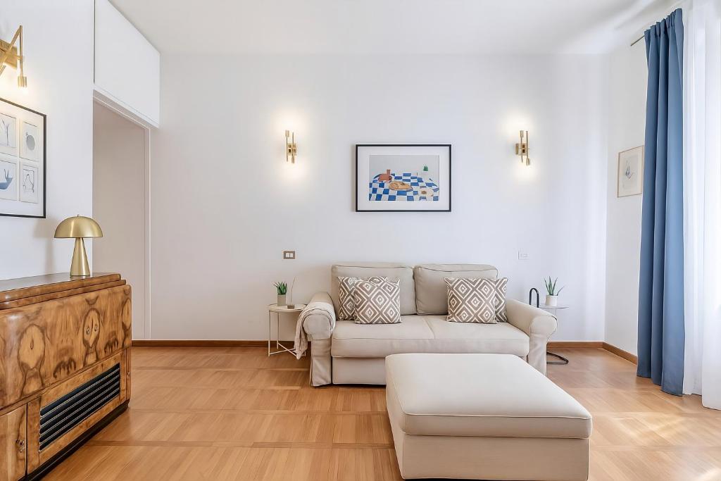 The Boutique Houses - Spacious Apartment with Balcony - M3 Repubblica 2 stops to Montenapoleone Duomo , 1 stop to Central Station - Milan City Center