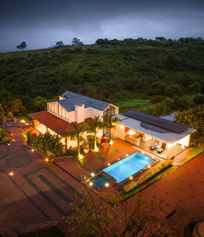 an aerial view of a house with a swimming pool at Nubária Residences in San Pablo Etla