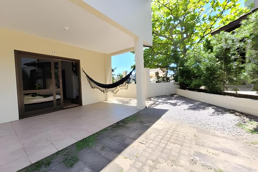 an external view of a house with a patio at Casa Morrinhos 17 in Garopaba