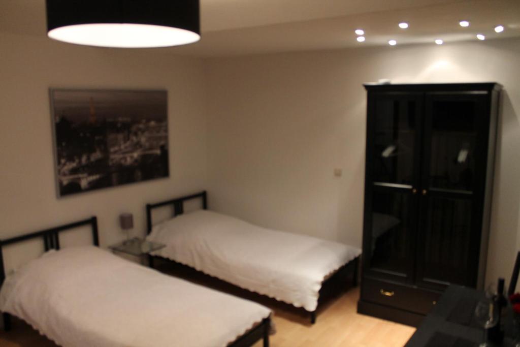una camera con due letti e un comò di Fair Trade Apartment a Dusseldorf