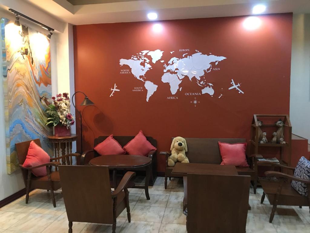 a room with a map of the world on the wall at ปริญศิริ เพลส2 in Phrae