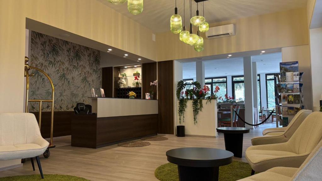 a waiting room with chairs and a counter in a store at Hotel Bel Sito Peschiera in Peschiera del Garda