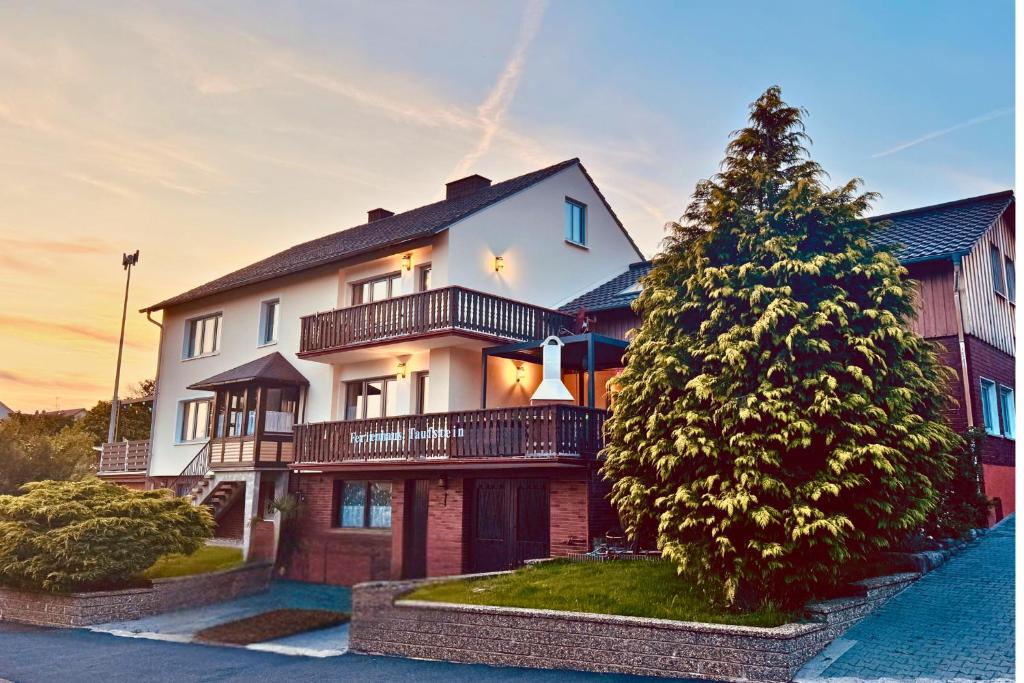 Großes Ferienhaus für 12 -17 Personen mit Whirlpool - Spielzimmer und Garten